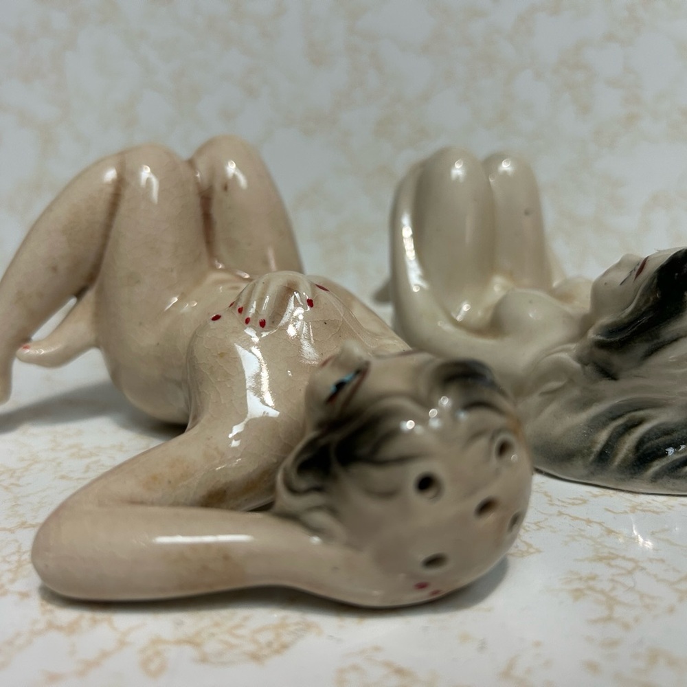 Vintage Ceramic Nude ladies salt and pepper shaker set - Picture 7 of 12